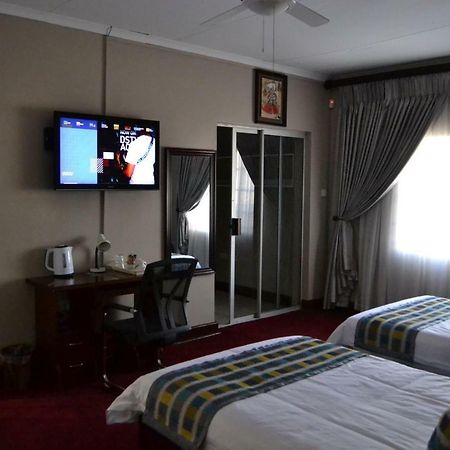 Triple Palms Bed And Breakfast Gaborone Ngoại thất bức ảnh