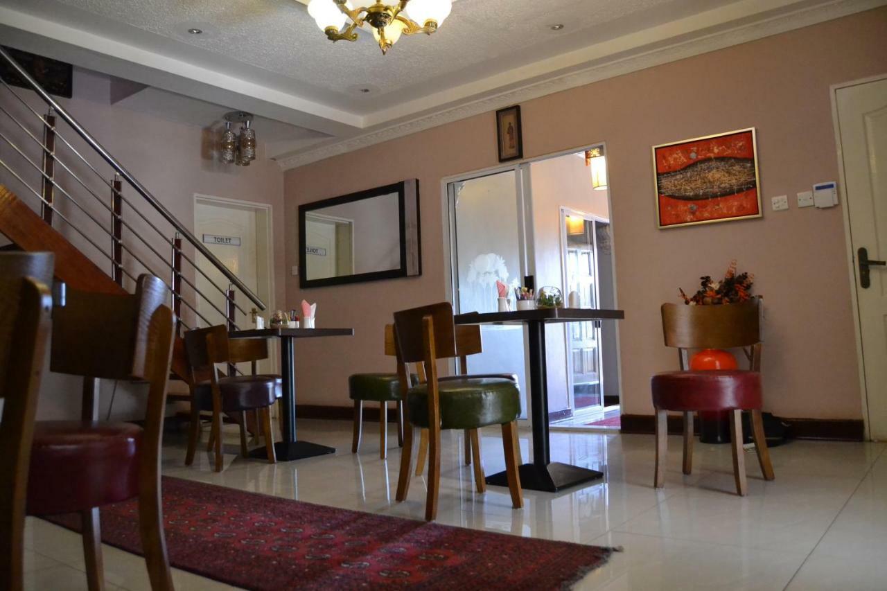 Triple Palms Bed And Breakfast Gaborone Ngoại thất bức ảnh