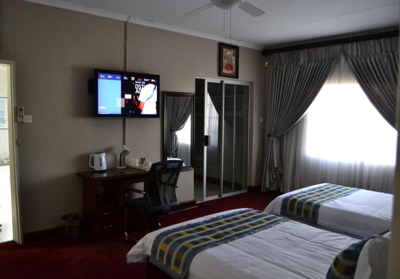 Triple Palms Bed And Breakfast Gaborone Ngoại thất bức ảnh