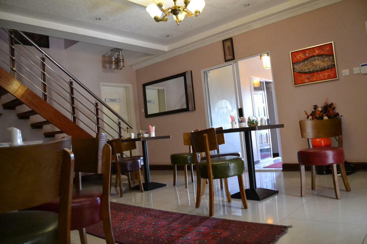 Triple Palms Bed And Breakfast Gaborone Ngoại thất bức ảnh