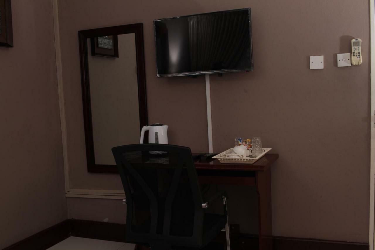 Triple Palms Bed And Breakfast Gaborone Ngoại thất bức ảnh